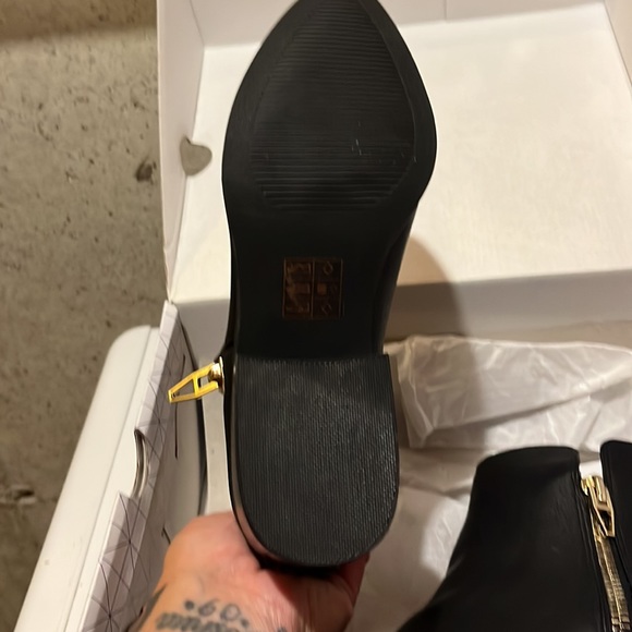 Black with gold zipper from call  it spring store brand new never worn . - Picture 3 of 5